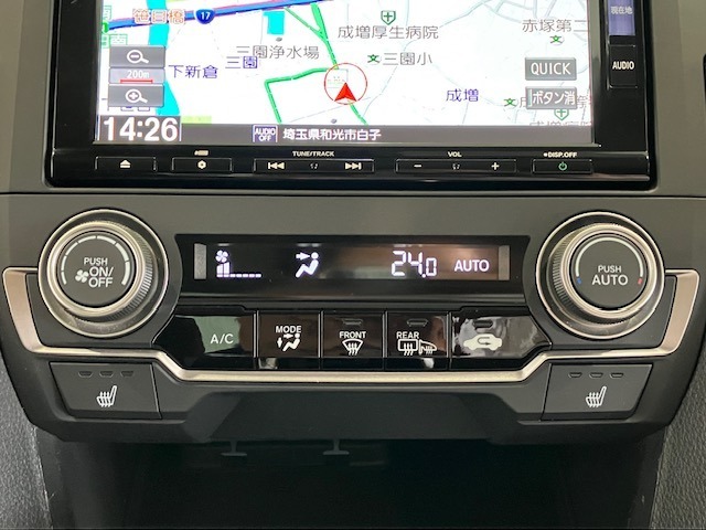 【フルオート・エアコン】空調関係も操作しやすく配置されています。お好みの温度をセットするだけで風の強さや風量を自動で調整します。