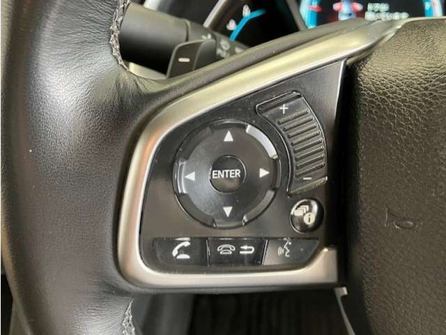 【誤発進抑制機能】うっかり防止！停車時や10キロ以下の低速走行時、前方の障害物を検知し、ドライバーがアクセルペダルを踏みこんだ場合の急加速を抑制します。音とメータ内表示で警告します。
