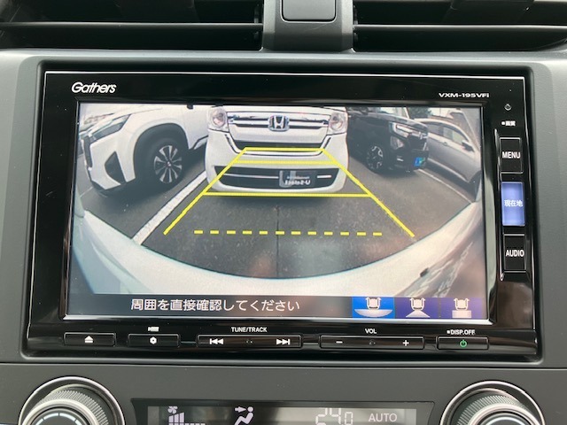 【リアカメラ】運転が苦手な方も車庫入れラクラクです！ギアをリバースに入れれば自動的にモニターが切り換わりますので、面倒な操作は不要です♪狭い駐車場もお車を傷つけず安心です