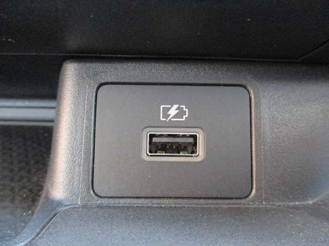 USBソケットは運転席横にあります♪♪