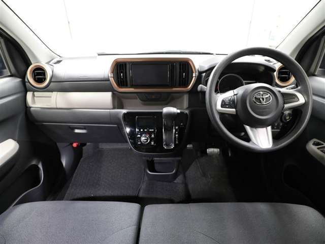 しっかりまとまった感のあるインパネ。各操作スイッチなども使いやすい位置に配置されていますよ。