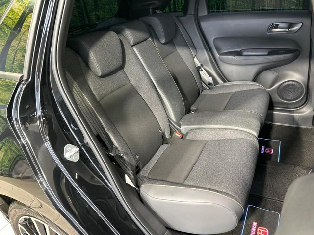 コンパクトカーですが、セカンドシートは十分な広さがあり快適にお乗りいただけます♪シートを倒して大きな荷物を積んだりと、用途の幅が広い1台です。