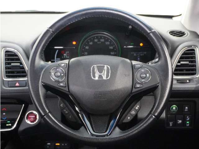 【Honda SENSING】 カメラ等装置で精度の高い検知能力を発揮、安全運転を支援します。ステアリング上のコントローラーに注目！