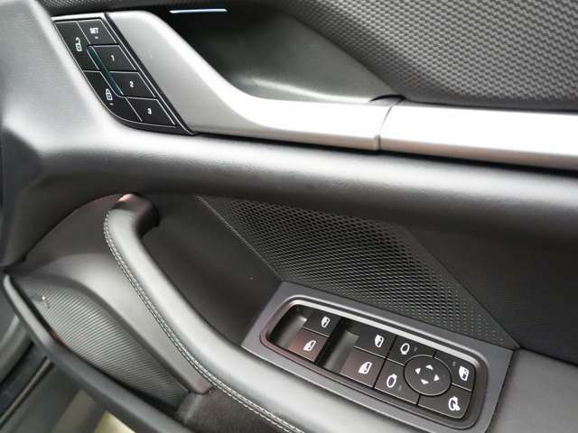 保証に関しましてはポルシェ正規ディーラーにて12ヶ月点検整備、車検整備をお受け頂いております車両のみ適用となります。消耗品と内外装の傷は、保証対象外となります。詳しくは、お気軽にお問い合わせ下さい。