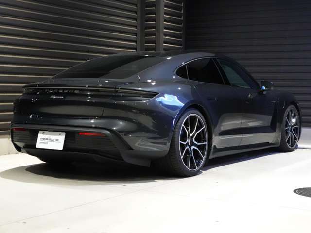 ポルシェセンター足立、認定中古車センターにて販売を致します認定中古車は、ポルシェジャパンの基準をクリアした車両のみをご案内致しております。111項目の点検、整備をクリアした車両のみのご案内となります。