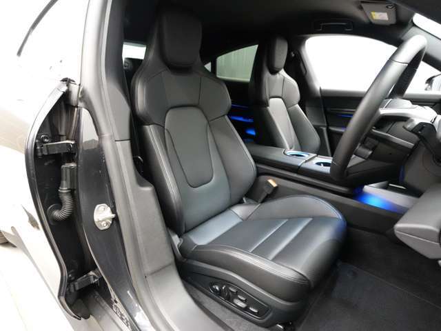 ポルシェセンター足立の車両は、内外装クリーニングを標準装備と致しております。専門スタッフが作業を行います。別途、有償にてボディコーティング、内装コーティングもご用意致しております。