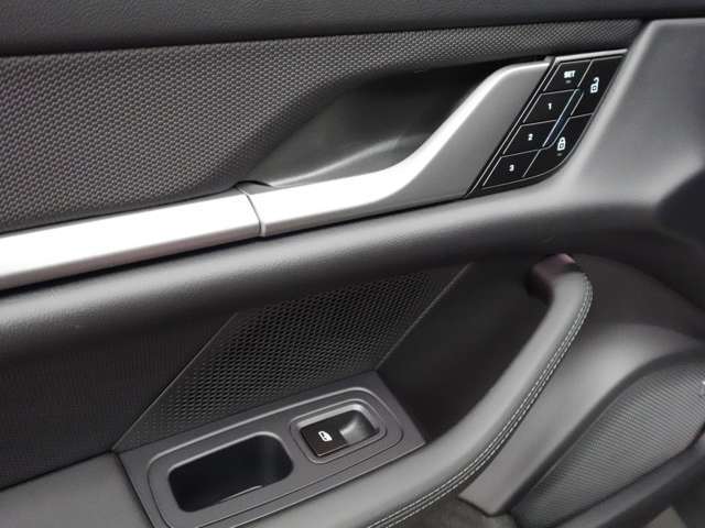 お客様駐車場をショールーム屋上に用意致しております。パーキングサポートスタッフにてお預りさせて頂きますのでお気軽にお車にてご来場ください。