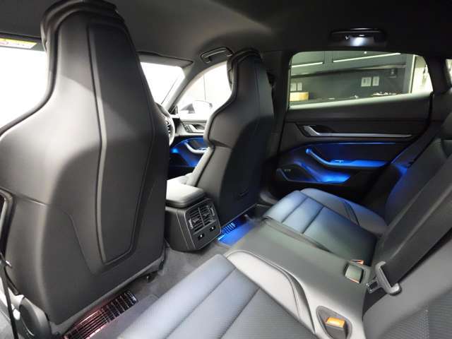 お車にてご来場を頂きました場合、ご要望に合わせてお車を拝見させて頂きまして下取り価格の算出も実施させて頂きます。査定時間は概ね20分程度となります。