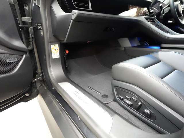 ポルシェセンター足立では、弊店にてお買い求め頂きましたお車のメンテナンスの際、ご来店が難しい場合に備えて有償にてトランスポートサービスをご用意致しております。費用に関してはスタッフにお問合せ下さい。