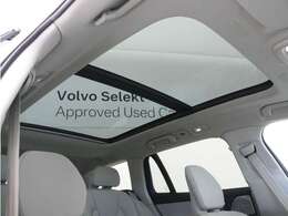 屋根一面まるごととも言える特大サイズのチルトアップ機構付電動パノラマ・ガラス・サンルーフ。晴天時はもちろん、雨天・曇天時にもシェードを開けることで常に開放的な車内空間を実現させてくれます。