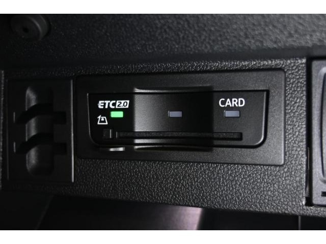 ETC2.0対応車載器。全国の高速道路に設置されたITSスポットとの高速大容量（ETCの4倍）、双方向通信で、世界初の路車協調システムによる運転支援サービスを受けることができます。