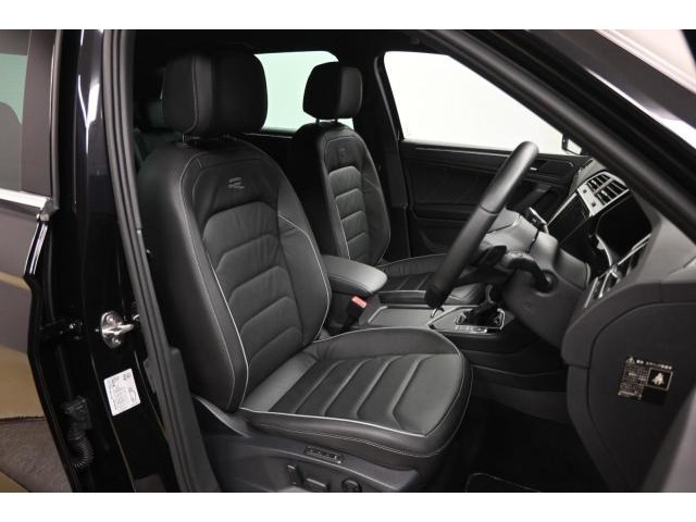 安全性と快適性を追求した、少し硬めのシート。 これは長時間の運転や渋滞などの状況でも、身体の疲労度が少ないことを求めたものです。