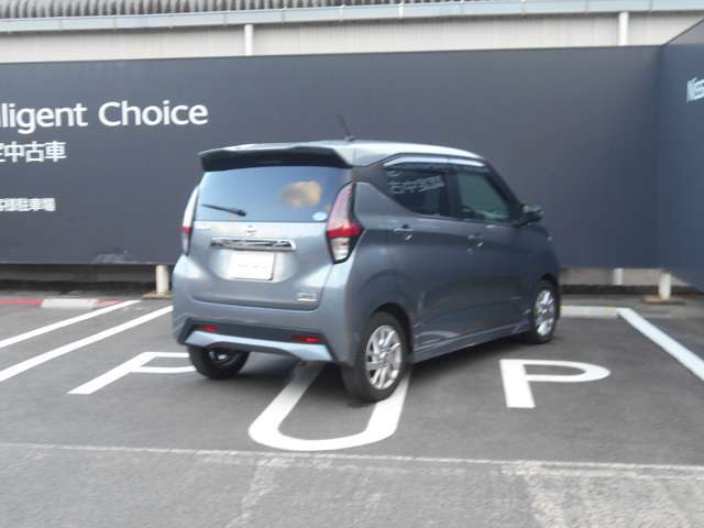 全周囲カメラが付いています。後ろはもちろん隣の駐車ラインまで見れますので車庫入れが簡単で楽しくなりそうです。