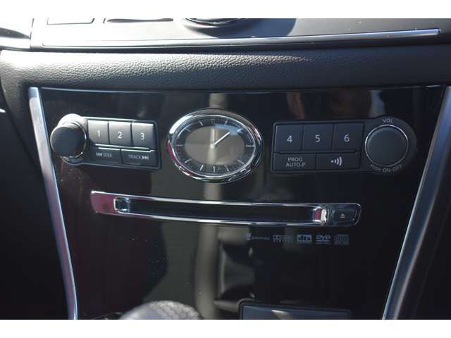 アナログ時計がフーガの内装の象徴とされます