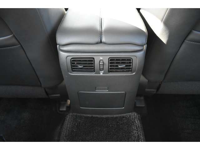 後席エアコン吹き出し口もついており、車内の温度をすばやく快適にしてくれます