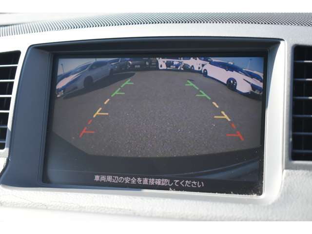 バックカメラで後方の死角をサポートしてくれるので駐車が苦手な方でも安心です！