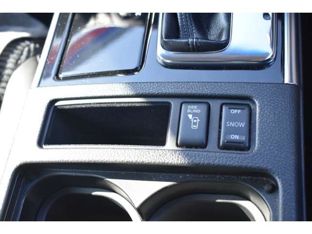 スイッチひとつでサイドモニターに切り替わり！幅寄せ時などに便利ですよ