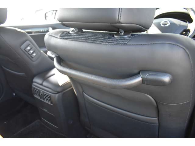 助手席の後ろに手すりがありますので重宝しますよ
