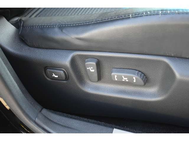 パワーシートで自分に合った位置を微調整することが出来ます。