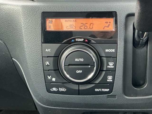オートエアコン付きです！お好みの温度をセットするだけでエアコンの風量などを自動でコントロール。快適な車内でお過ごしいただけます。