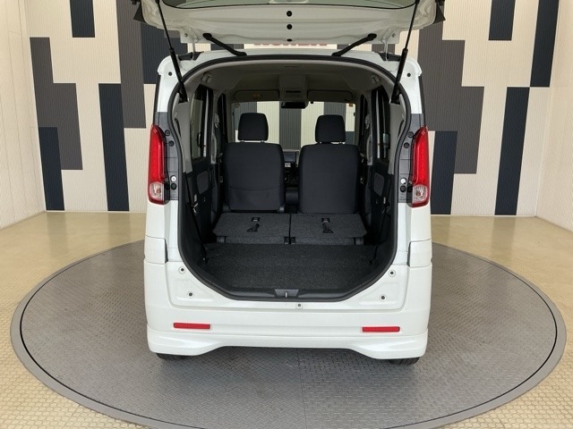 リアシートを倒すことでほぼフラットの状態となります。スペースを広く有効にご活用いただけます。