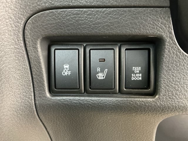 車がカーブの外側へ膨らんだり内側へ巻き込んだりする挙動を防止し安定した走行をサポートする横滑り防止装置、寒い時期には嬉しいシートヒーター付きです！