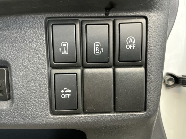 狭い所でも乗り降り楽々な両側電動スライドドアです！燃料消費量や排気ガスの量を抑えることが出来るアイドリングストップ機能、ブレーキの補助操作を行い減速して衝突被害を軽減する衝突軽減ブレーキ付きです！