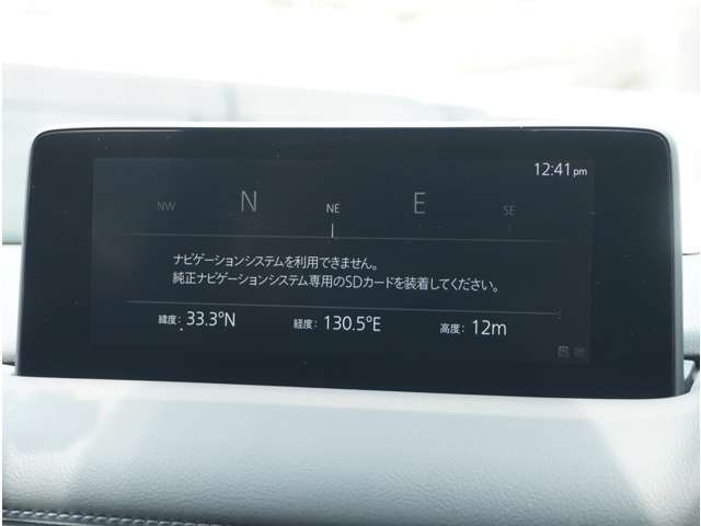ナビゲーションは付いておりません。　別途純正ナビSDカードをお買い求め下さい。
