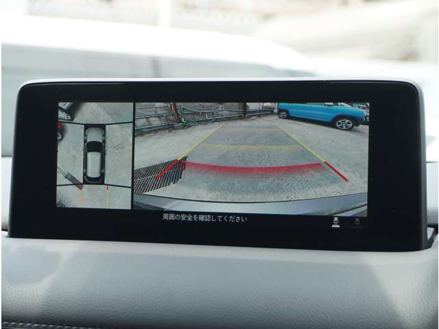360°ビューモニターでは前後左右4つのカメラ映像をさまざまな走行状況に応じて切り替えてセンターディスプレイに表示することで、駐車時や狭い道でのすれ違い時、見通しの悪い交差点進入時でも安心感を高めます