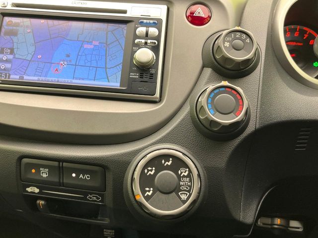寒い冬も暑い夏も全席に快適な空調を届けてくれる、ダイヤル式エアコンを装備♪