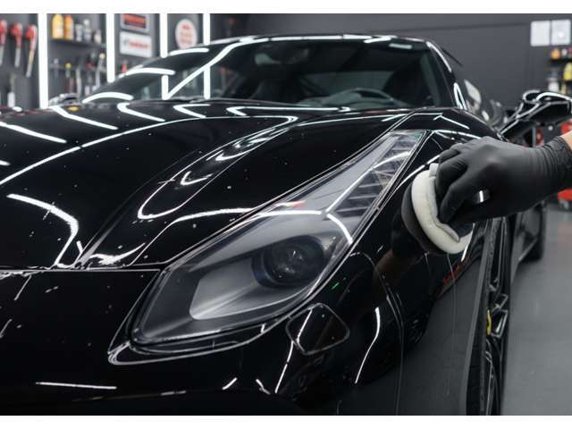 お車をより一層きれいな状態でお届けいたします。専用の機械にて車全体を磨き、つやを蘇らせます。その後、専用の溶剤にて保護することにより長く綺麗な状態を維持できます。