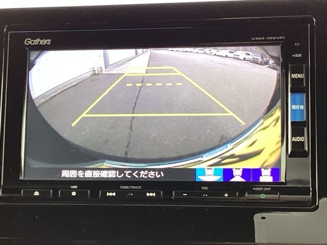 3ビュー切り替えやガイド線表示のバックカメラで、バックでの車庫入れも安心です。