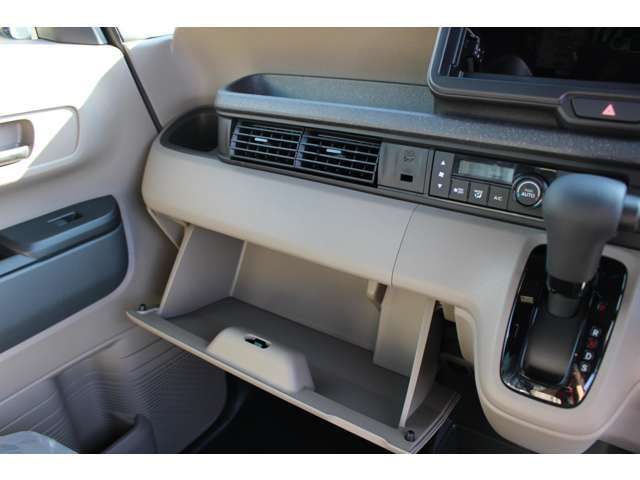 万が一に備えての代車も完備！代車にもナビやETC、バックカメラを装着！！さらに、無料貸し出し！