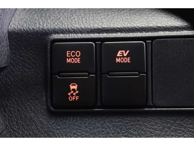 ECOモードはエアコンの利きなどを抑え、低燃費で走れるようにサポートします。EVモードはモーターのみで動くので、夜間などの静かに走行したい時に便利です。（EVモードは一定速度を超えると解除されます）