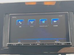 【ナビゲーション】目的地までしっかり案内してくれる使いやすいナビ。Bluetooth接続すればお持ちのスマホやMP3プレイヤーの音楽を再生可能！毎日の運転がさらに楽しくなります！！