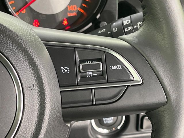 【クルーズコントロール】高速道路もラクラク走行。アクセルを離しても一定速度で走行ができ、長距離運転時の負担を軽減！加速・減速も簡単なスイッチ操作で調整できます。