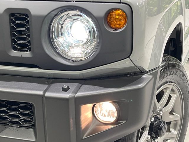 【LEDヘッドライト】悪天候や夜間走行時も良好な視界を確保し安心して運転できる高輝度LEDヘッドライトを装備！点灯速度が早く、消費電力も抑えられています。