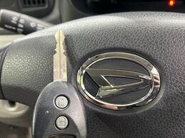 【キーレス】少し離れた場所からでもボタン一つでドアの開錠・施錠ができるのでとっても便利！ドアの鍵穴周りに傷をつけることもありません♪