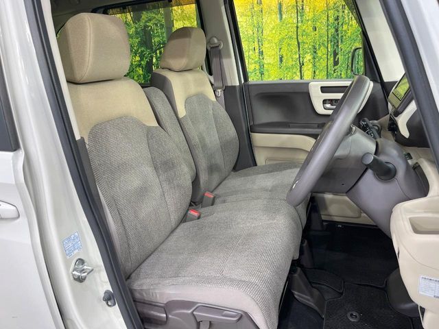 運転席シート廻りは使用感も少なく、良好な状態となっています。前オーナー様が丁寧に使っていたことがよくわかりますね。