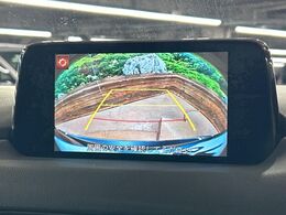 【バックカメラ】駐車時に後方がリアルタイム映像で確認できます。大型商業施設や立体駐車場での駐車時や、夜間のバック時に大活躍！運転スキルに関わらず、今や必須となった装備のひとつです！