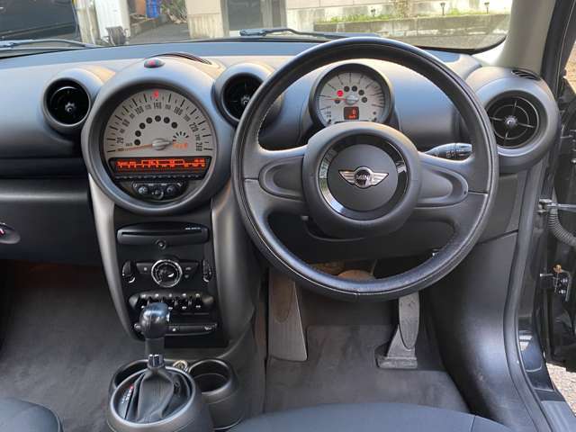 ■FF　6速フロアオートマチック　■フルオートエアコン　■本革巻きステアリング