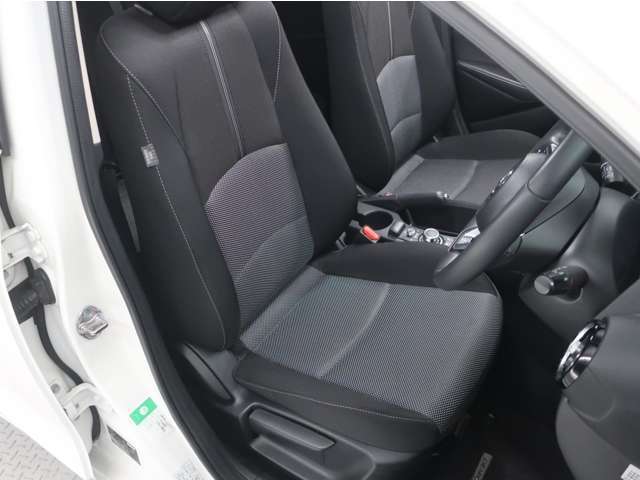 マツダのお車は、自然で疲れずらい運転姿勢を実現すべく、アクセルペダルなどまで拘っている運転席になっております。