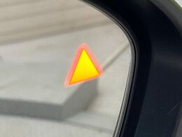 【後側方車両検知警報】レーダーにより隣車線の車両を検知。車両を検知した側の表示灯が点灯。車両を検知している側に車線変更をしようとした場合、ブザーと表示で危険をお知らせします。