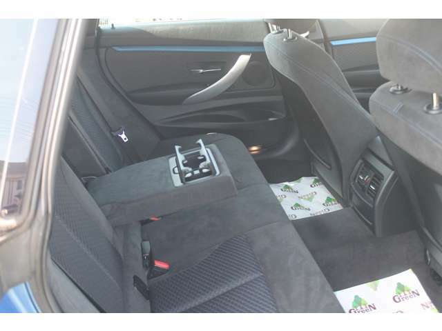 後部席にも専用エアコンやカップフォルダーなど快適装備が多数。