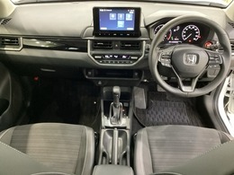 車内は光触媒抗菌消臭施工済です。スタイリッシュなデザインでスポーティなインパネ周りを演出します。グローブボックスやカップホルダーのほかにトレーなどたくさんの収納スペースが付いています。