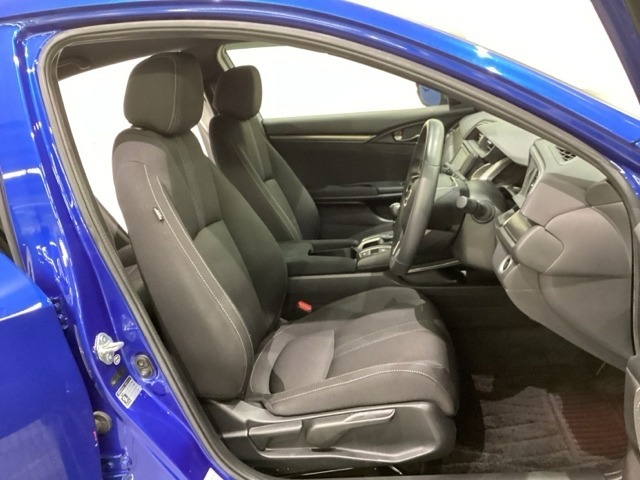 女性でも運転がしやすいように、シートの高さ調整機能（シートリフター）がついています。広い足元にゆったり座れるシートには肘掛も装備しており長距離の運転でも疲れにくいシートです。