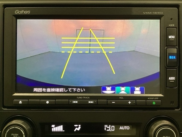 バックでの車庫入れも安心です！　リアカメラが付いているバックモニター付のナビを装備しております。操作線もついており距離感も画面から確認できます。