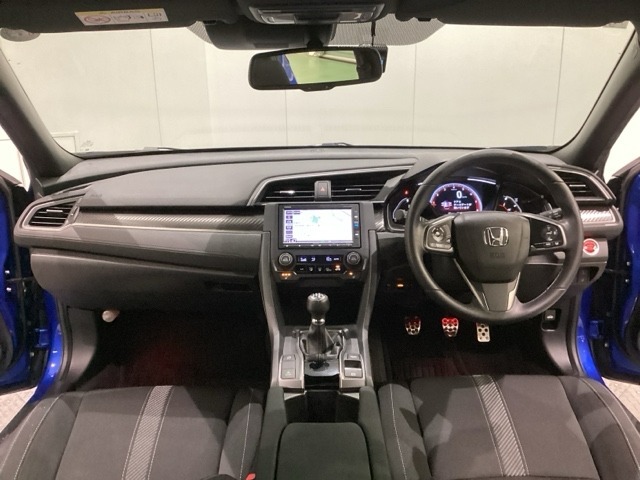 車内は光触媒抗菌消臭施工済です。スタイリッシュなデザインでスポーティなインパネ周りを演出します。グローブボックスやカップホルダーのほかにトレーなどたくさんの収納スペースが付いています。