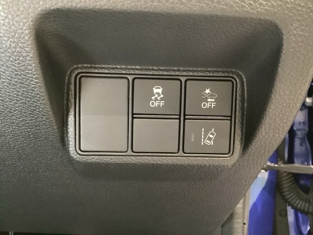 Hondaセンシング用の、VSA（ABS＋TCS＋横滑り抑制）解除とレーンキープアシストシステムのメインスイッチなどはハンドルの右側に装備しています。