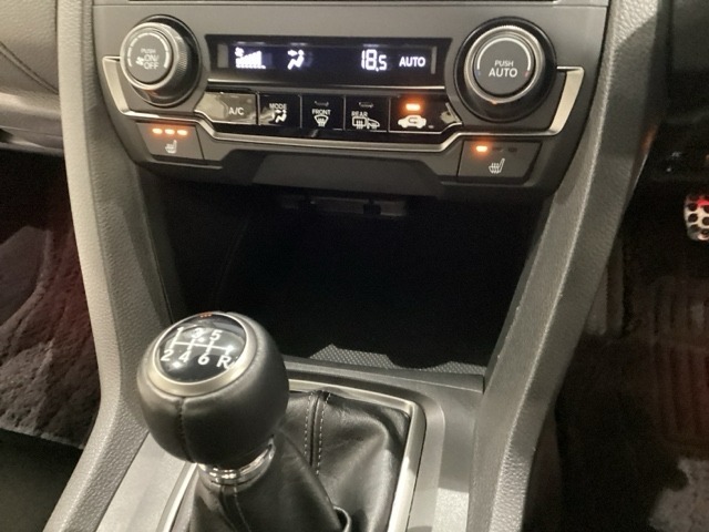オートエアコンがついてますので簡単操作で快適に過ごせます。シートヒータースイッチ内蔵で前席の左右別々に3段階で温度設定ができます。